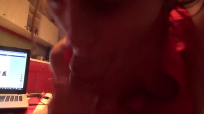 當沒人在家時,女學生吮吸她哥哥的雞巴